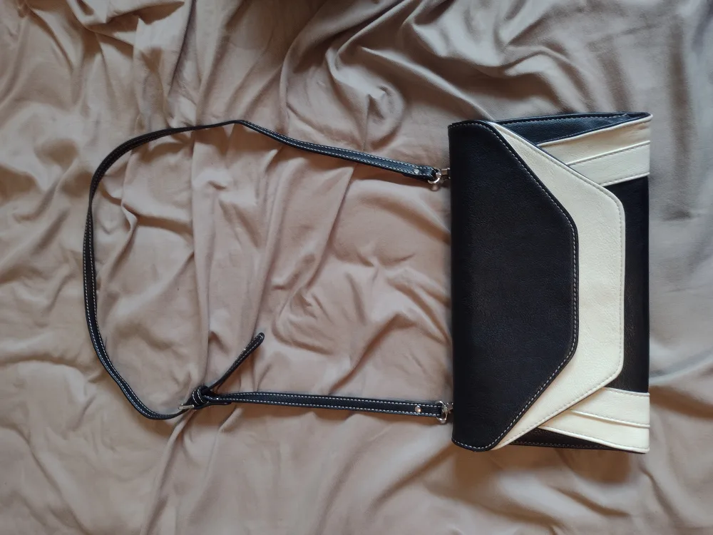 Black & White purse + 2 books thumbnail