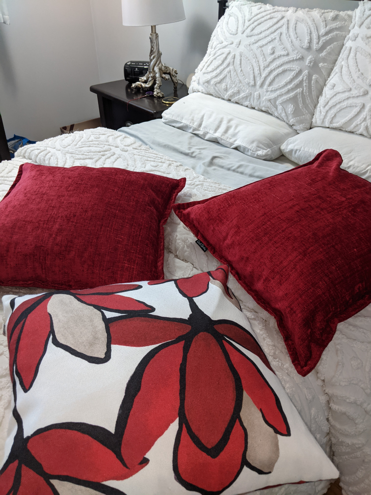 Red Throw Pillows - Set of 3. Pick up in Braeside SW - photo 2