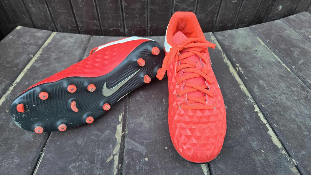 Boy/youth size 5 Nike soccer shoes thumbnail