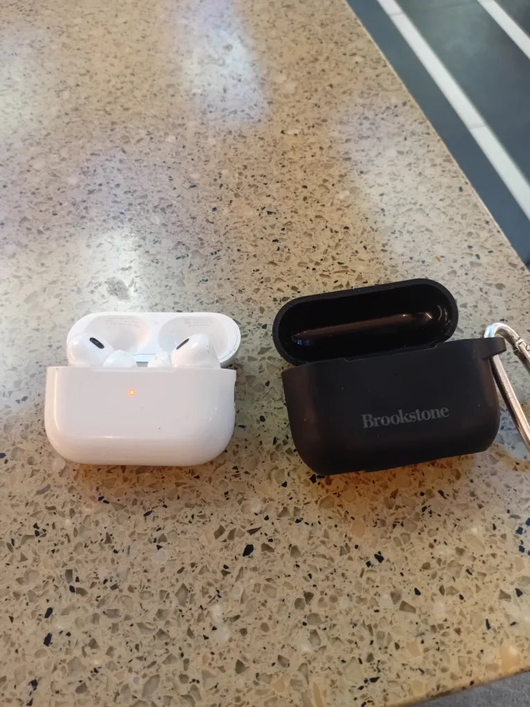 AirPods Pro (2GEN) with Brookstone case cover image indicator(3)