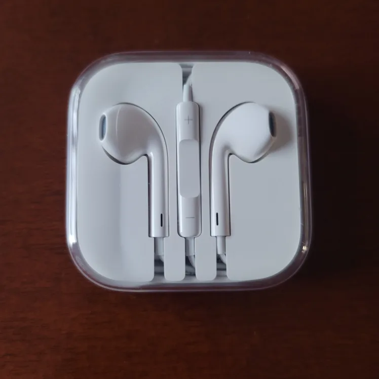 Apple EarPods with 3.5mm Headphone Plug thumbnail