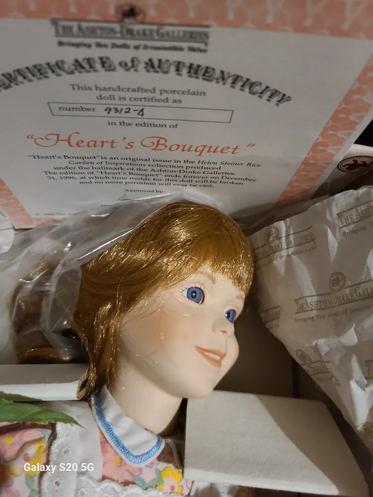 Ashton-Drake Galleries "Heart's Bouquet" Doll image indicator(2)