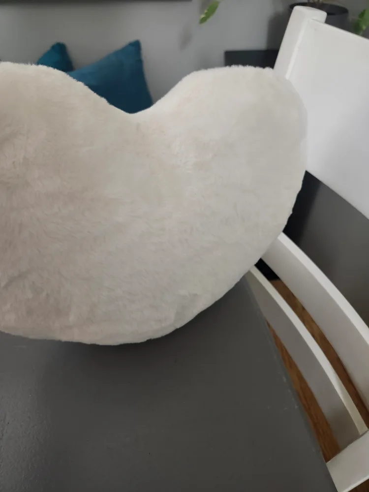 White Heart-Shaped Pillow image indicator(3)
