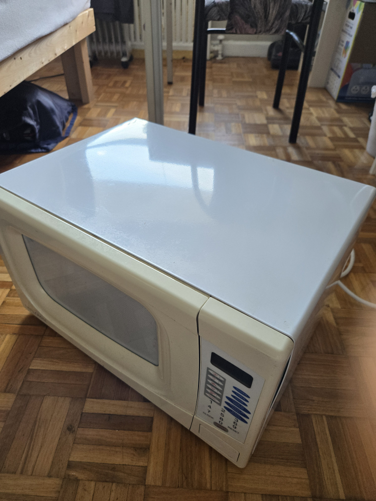 Diplomate - White Microwave Oven