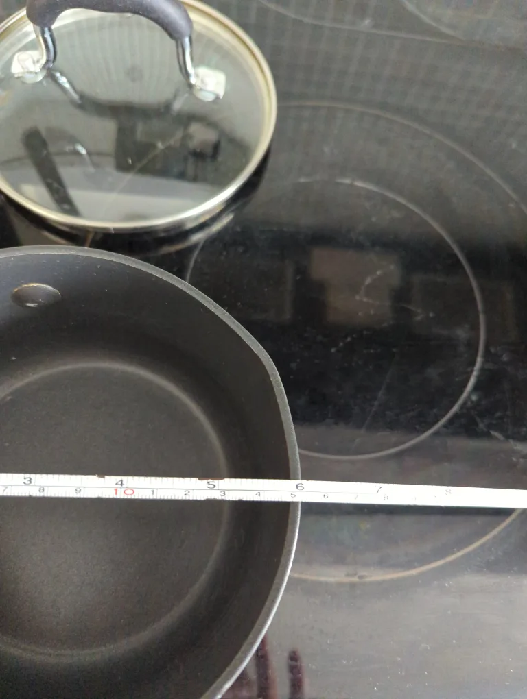 Small Non-Stick Saucepan with Lid image indicator(2)
