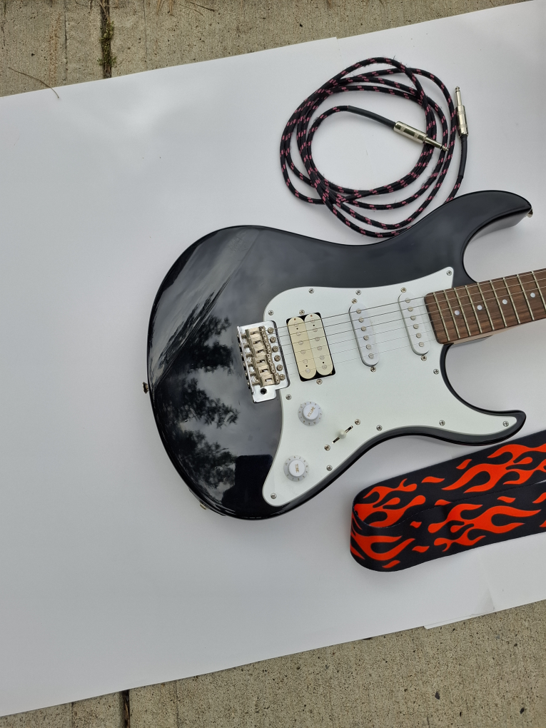 Vintage Yamaha Electric Guitar 112 with Amp - photo 2