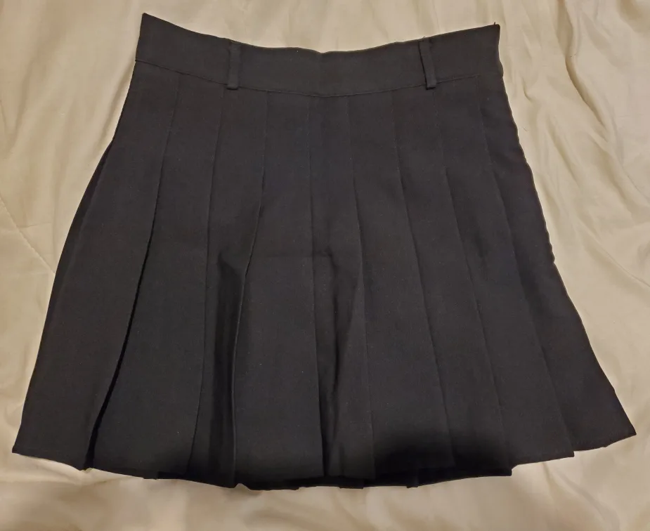 Classic black pleated mini skirt with heart buckle belt image indicator(4)