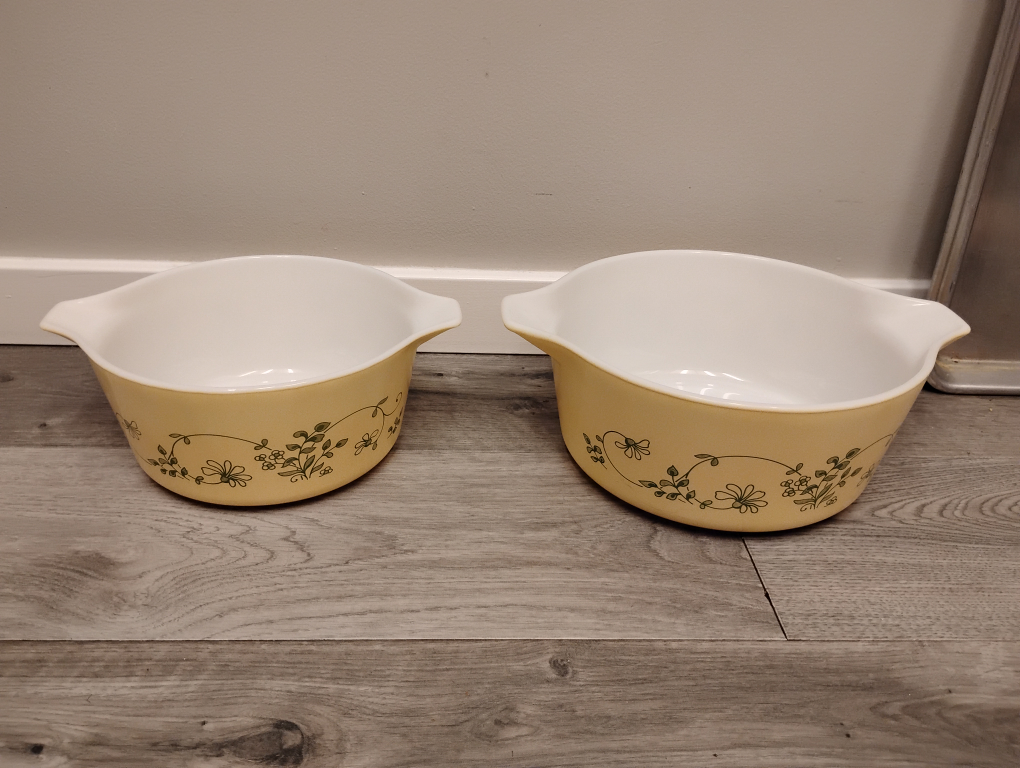 Pyrex Vintage Mixing Bowls - Set of 2