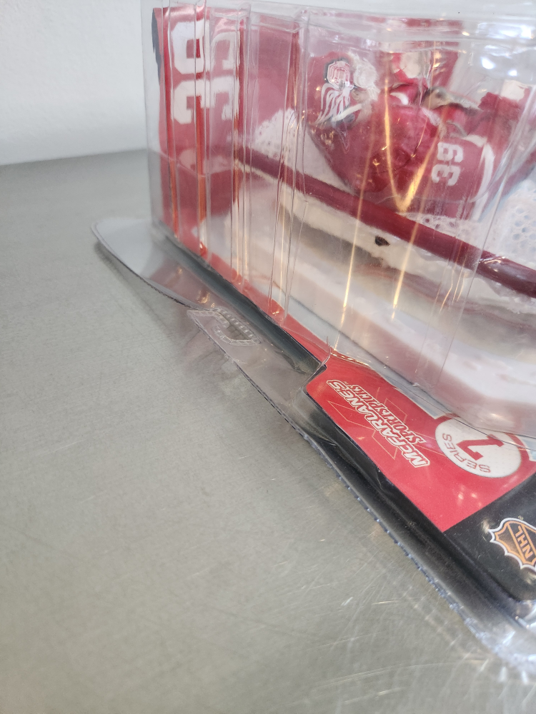 McFarlane Dominik Hasek NHL Figurine - photo 2