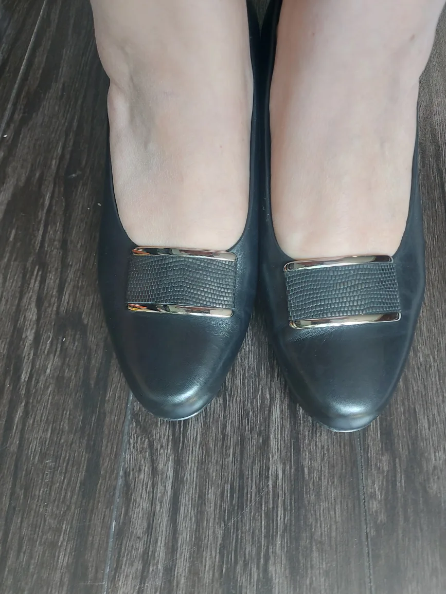 Munro Black Leather Pumps - Size 9 thumbnail
