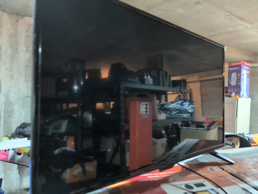 Insignia 32" LED TV image indicator(2)