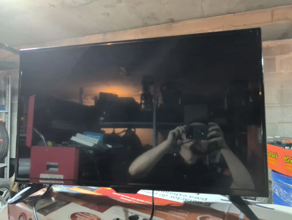 Insignia 32" LED TV image indicator(3)