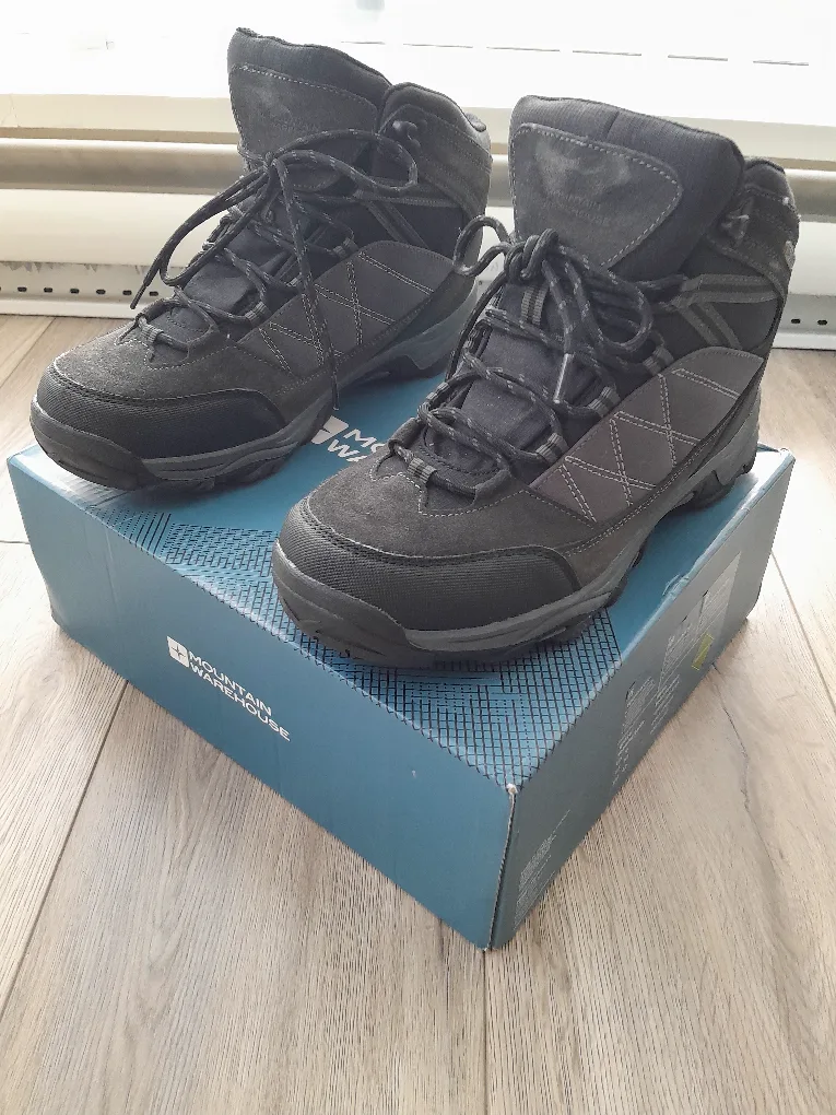 Shoes for $100 altogether sizes EU 42-43 image indicator(3)