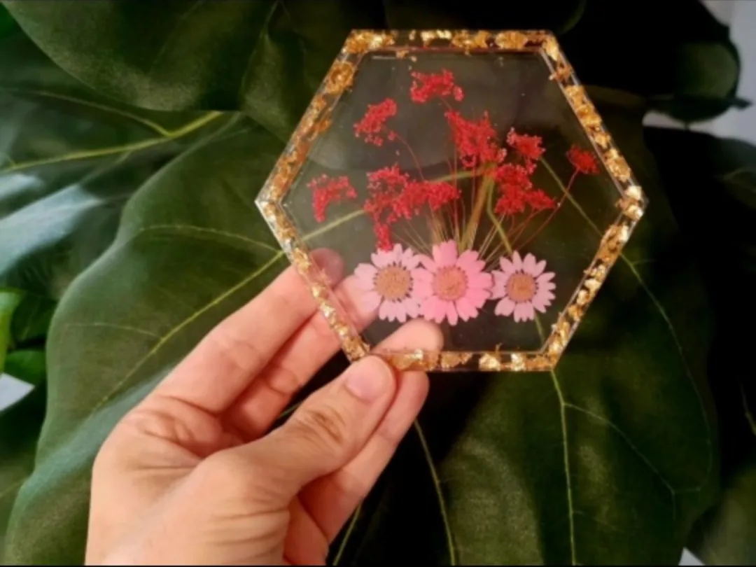 Handmade Resin Coaster with Dried Flowers image indicator(2)