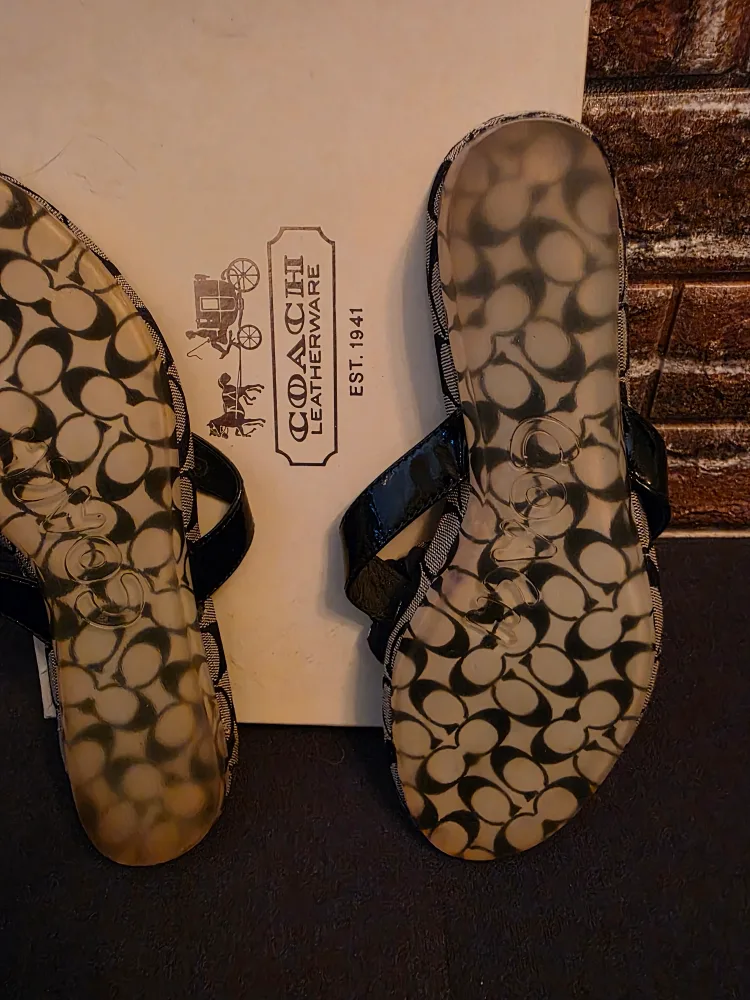 Coach Signature Flower Flip Flops - Size 8.5 image indicator(2)