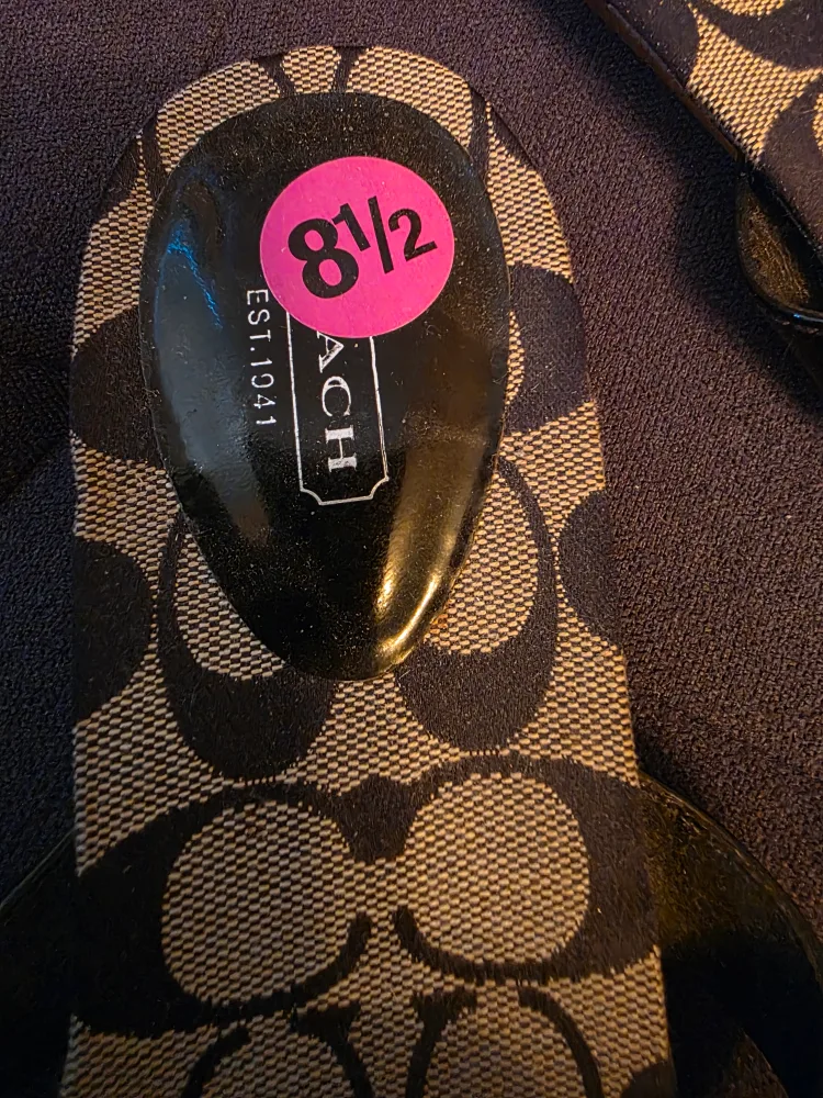 Coach Signature Flower Flip Flops - Size 8.5 image indicator(5)