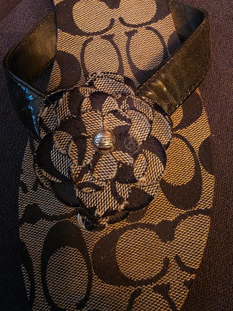 Coach Signature Flower Flip Flops - Size 8.5 image indicator(6)