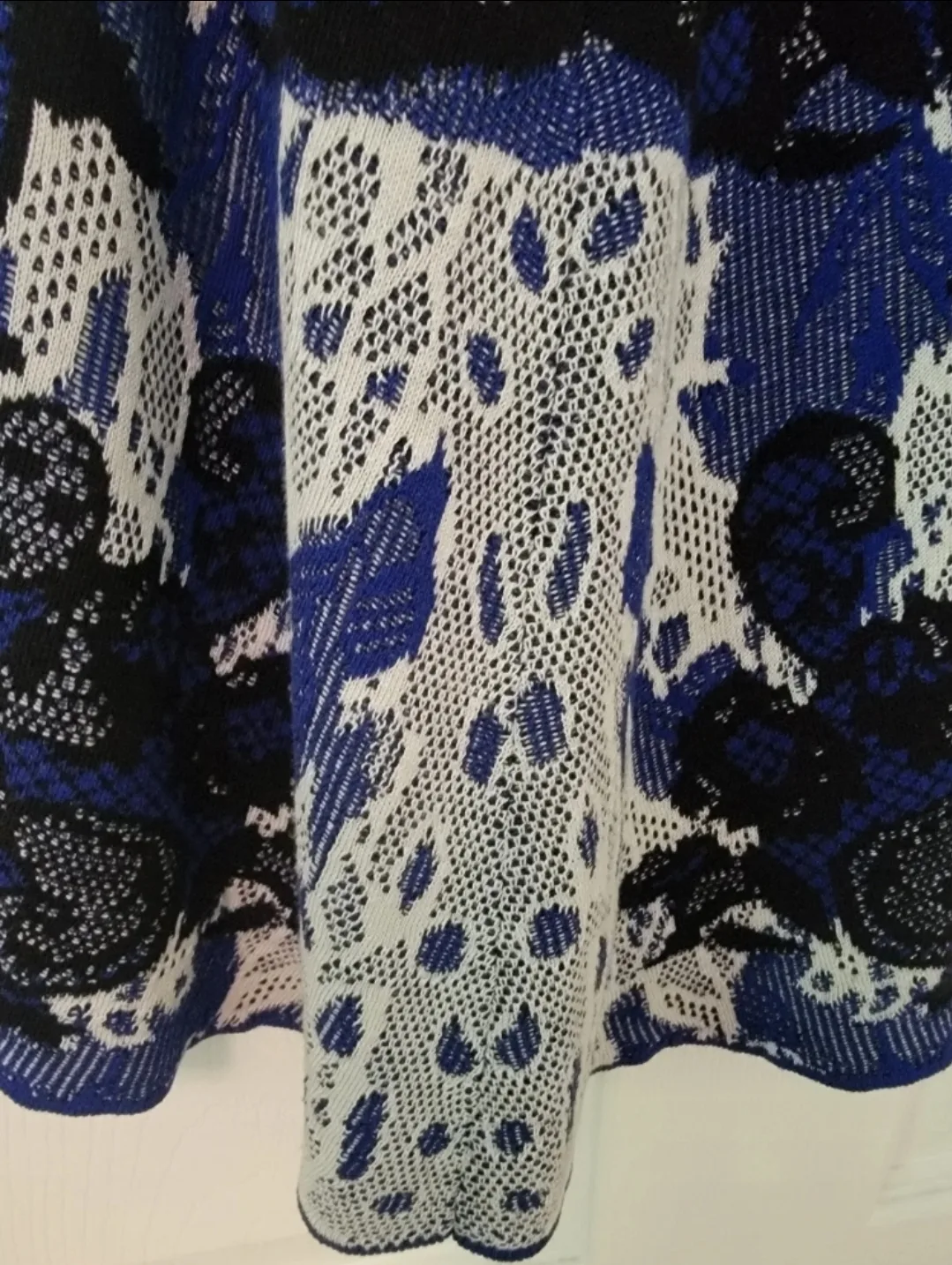 BCBGMAXAZRIA Blue Patterned Skirt Size L image indicator(2)