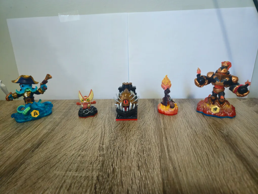 Skylanders Figures Lot image indicator(4)