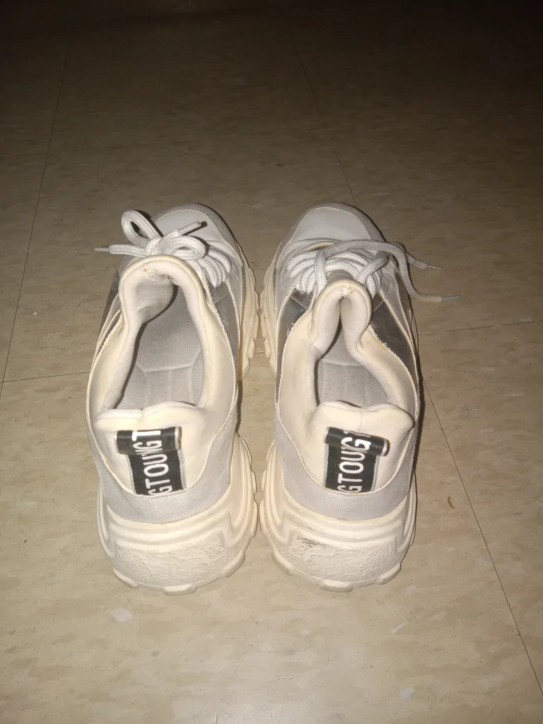 Two sneakers sizes 7.5 and 9 image indicator(4)