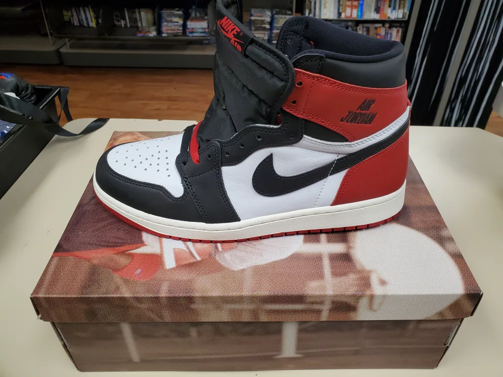 Nike Air Jordan 1 Retro High OG thumbnail