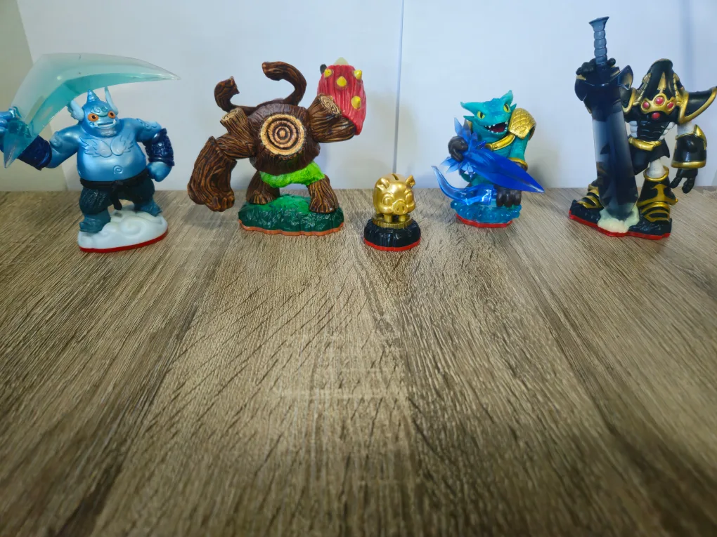 Skylanders Figures Lot image indicator(3)