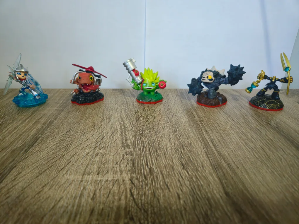 Skylanders Figures Lot image indicator(5)