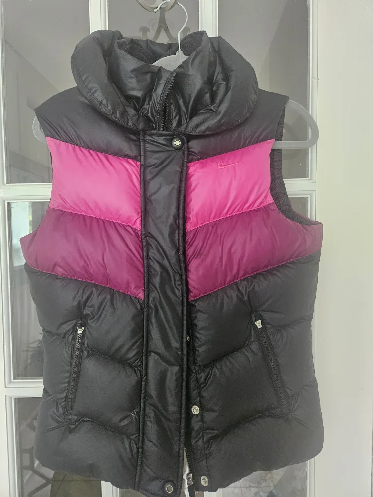 Size S Women Winter Nike Vest, Sweaters etc thumbnail