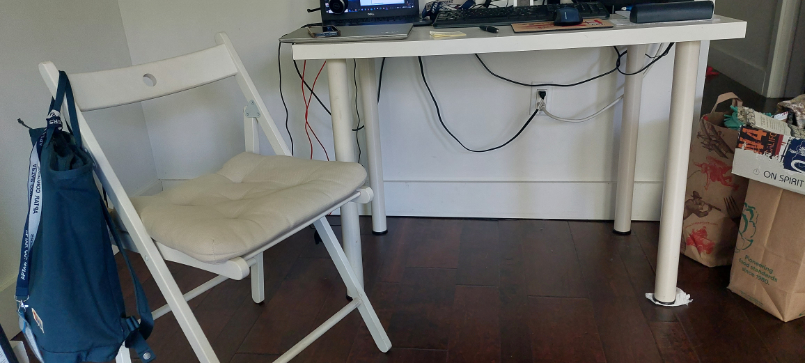 White desk with 2 foldable chairs