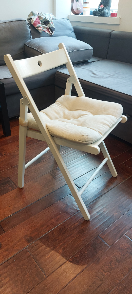 White desk with 2 foldable chairs - photo 2