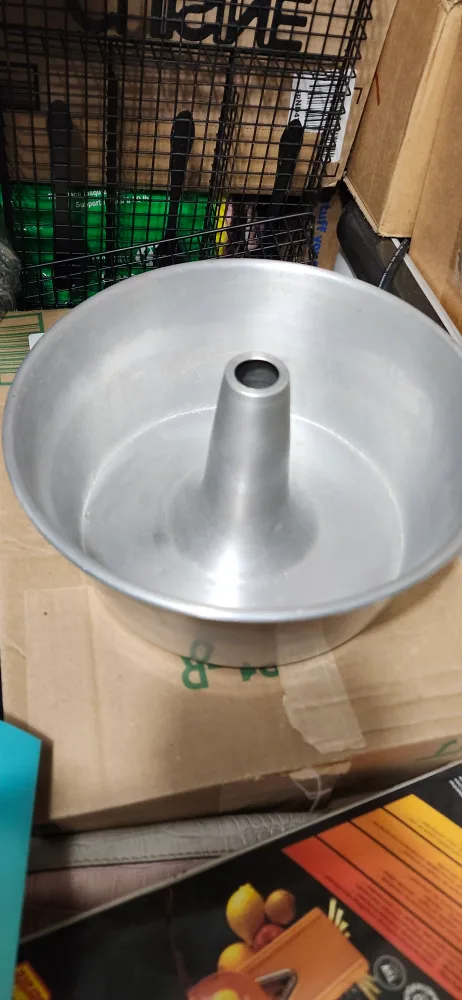 Angel Food Cake Pan - 10 inch like new. price not negotiable image indicator(2)