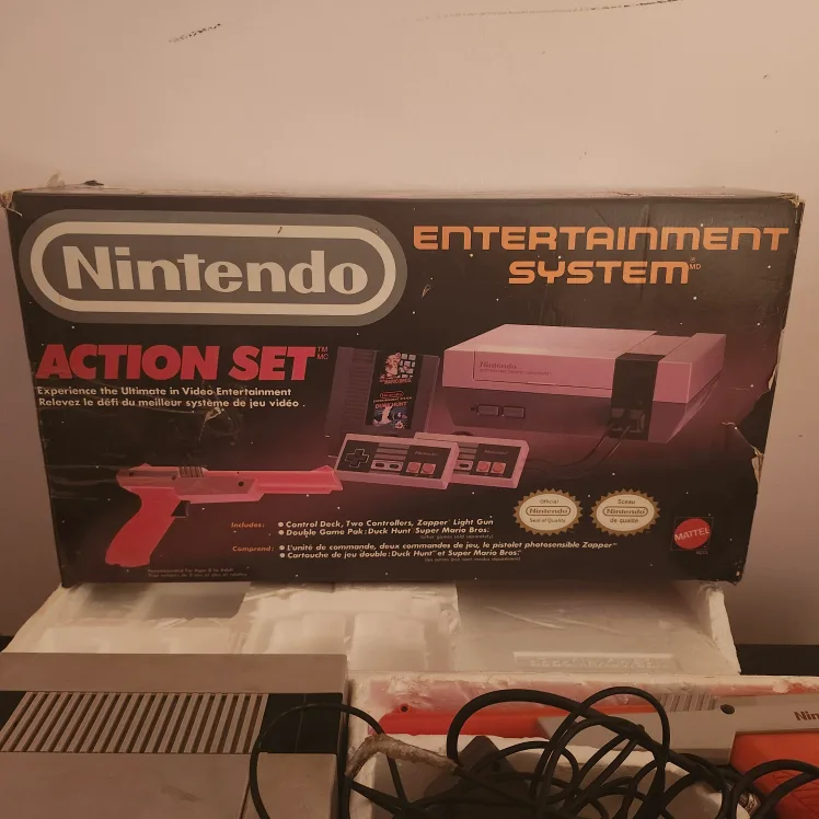 Nintendo Action Set with 3 games, 2 controllers and gun image indicator(3)