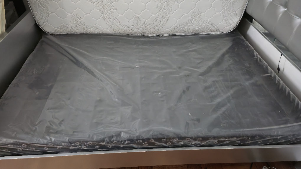 Queen Mattress Box Spring  8-9 inchs- Like New - photo 3