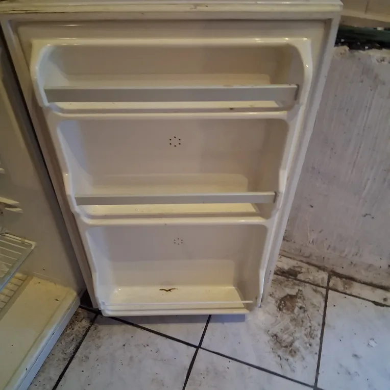 Small Bar Fridge - Great for tight spaces image indicator(2)