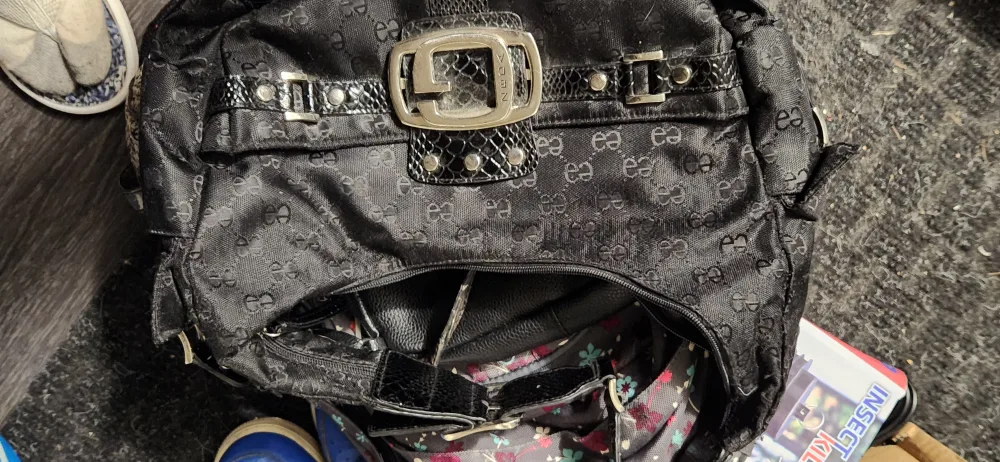 Guess Black purse image indicator(2)