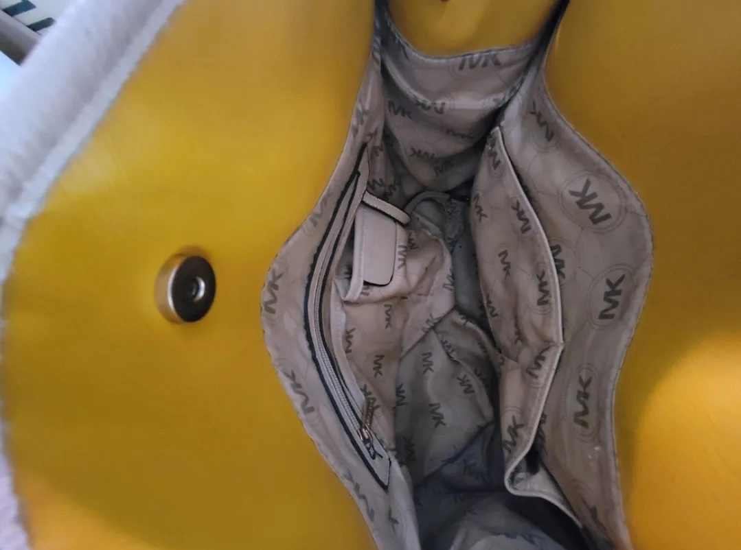 🧡 Michael Kors Striped Tote Bag image indicator(4)