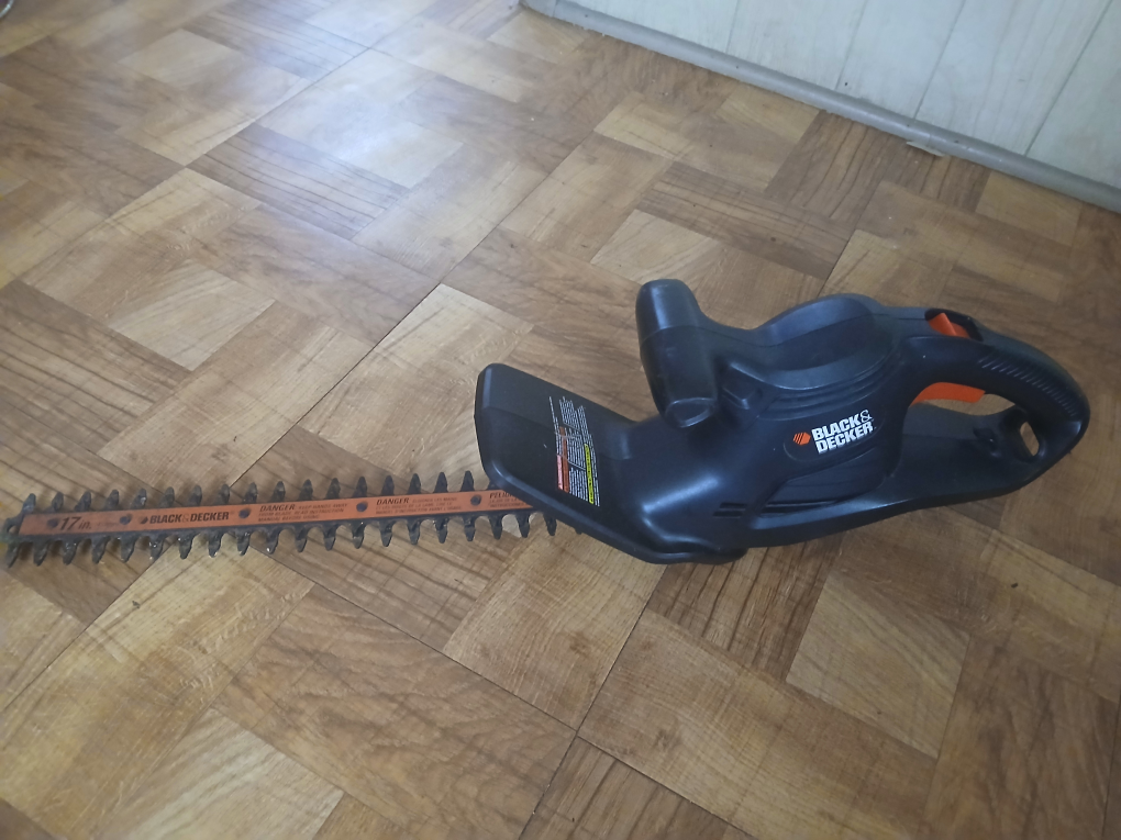 Black & Decker 17-in Electric Hedge Trimmer