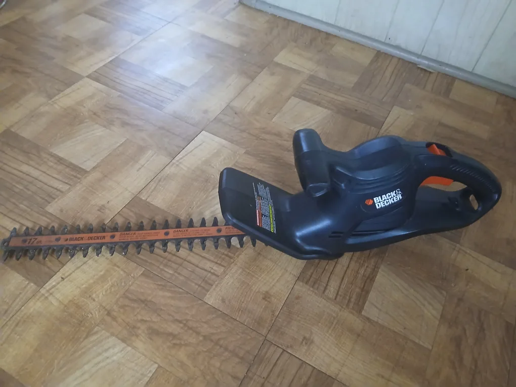Black & Decker 17-in Electric Hedge Trimmer thumbnail