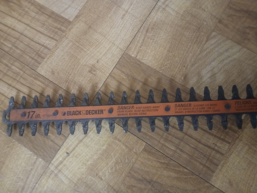 Black & Decker 17-in Electric Hedge Trimmer - photo 2