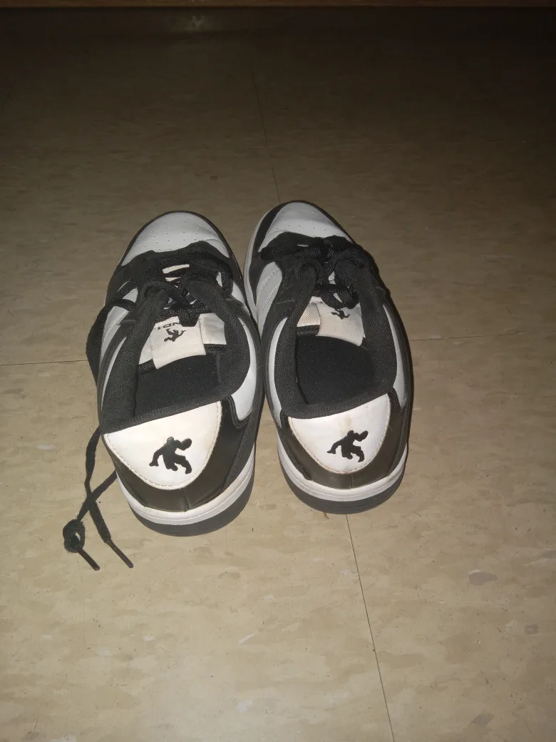 Two sneakers sizes 7.5 and 9 image indicator(9)