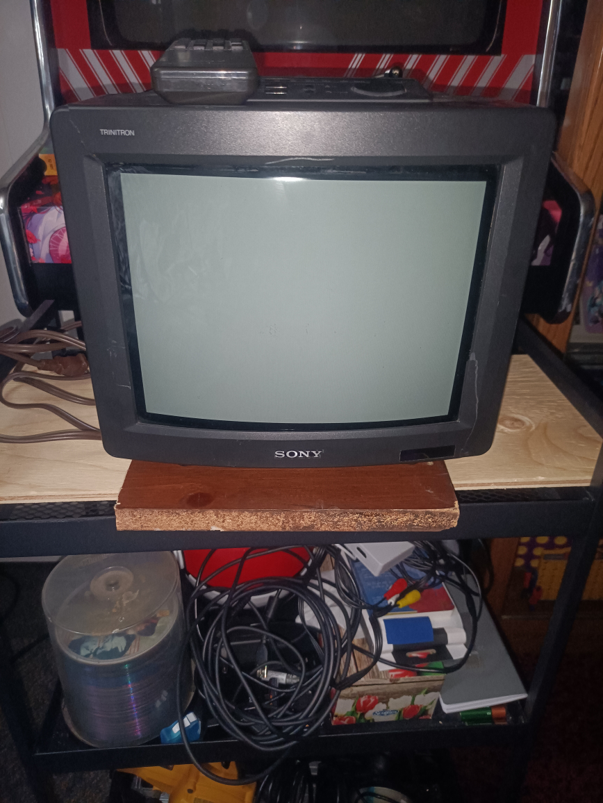 sony trinitron megabass 10 inch crt tv with damaged shell Works