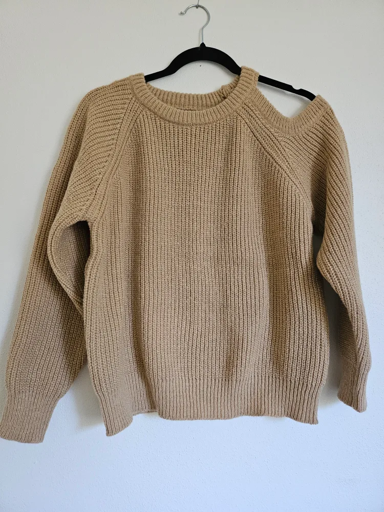 Beige knit sweater with shoulder cut-out thumbnail