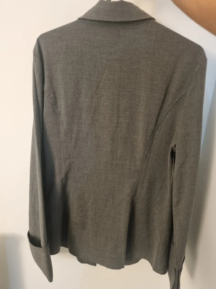 ❕️66% off❕️H&M Grey Embellished Blouse image indicator(2)