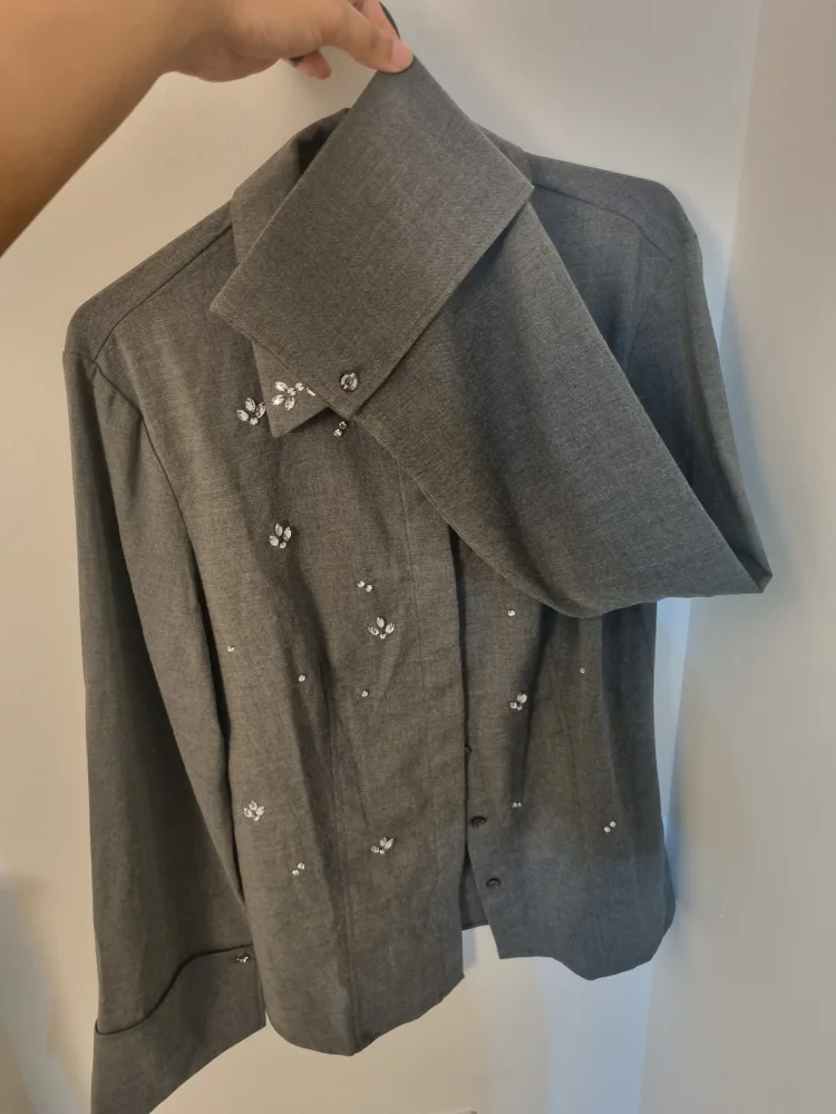 ❕️66% off❕️H&M Grey Embellished Blouse image indicator(3)