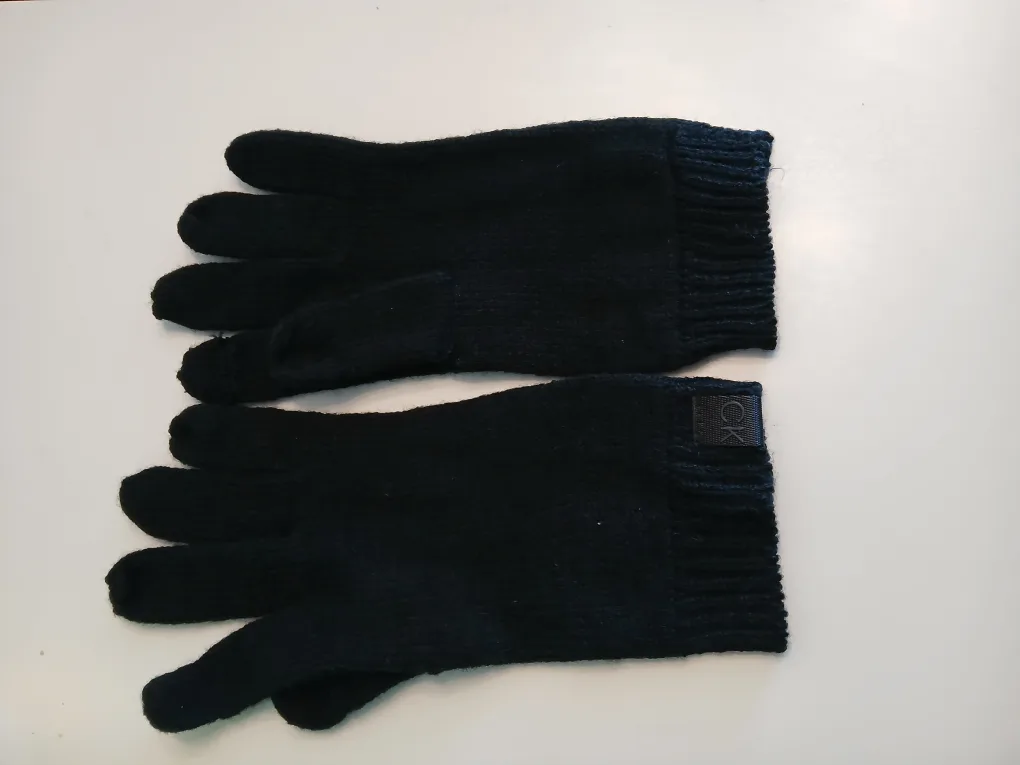 🥕#freecycle Calvin Klein black unisex gloves thumbnail