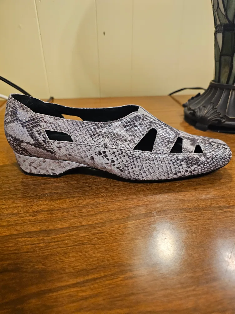 Softwaves Women's Shoes, $15 each Brand new image indicator(2)