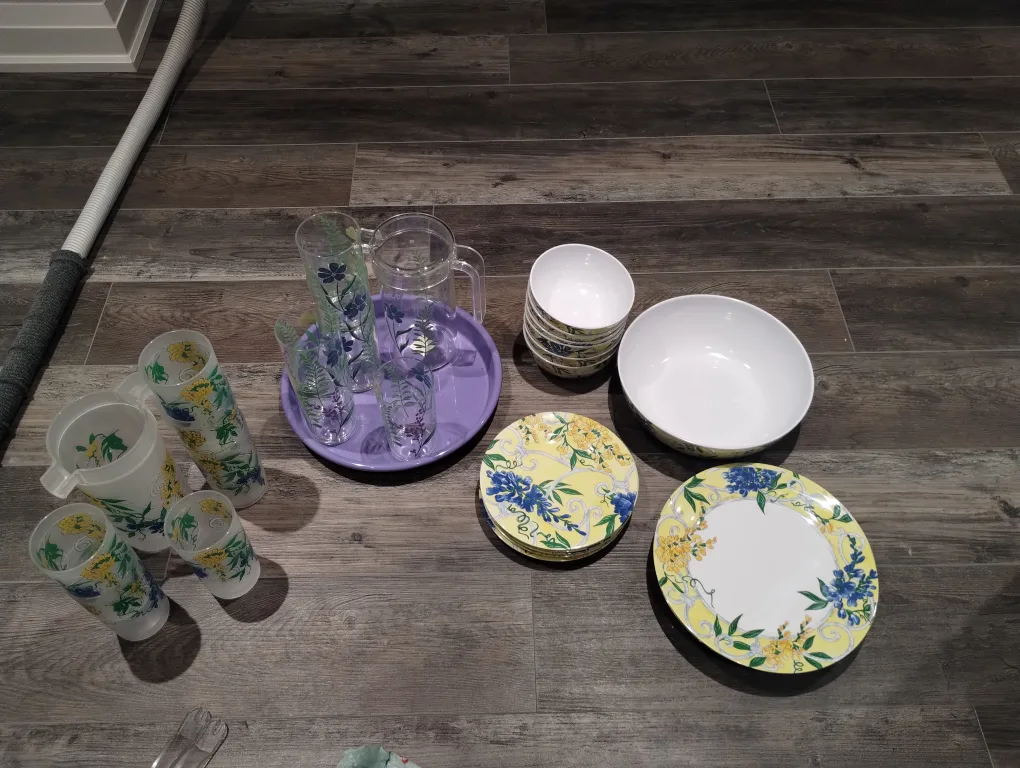 Dinnerware for Patio thumbnail