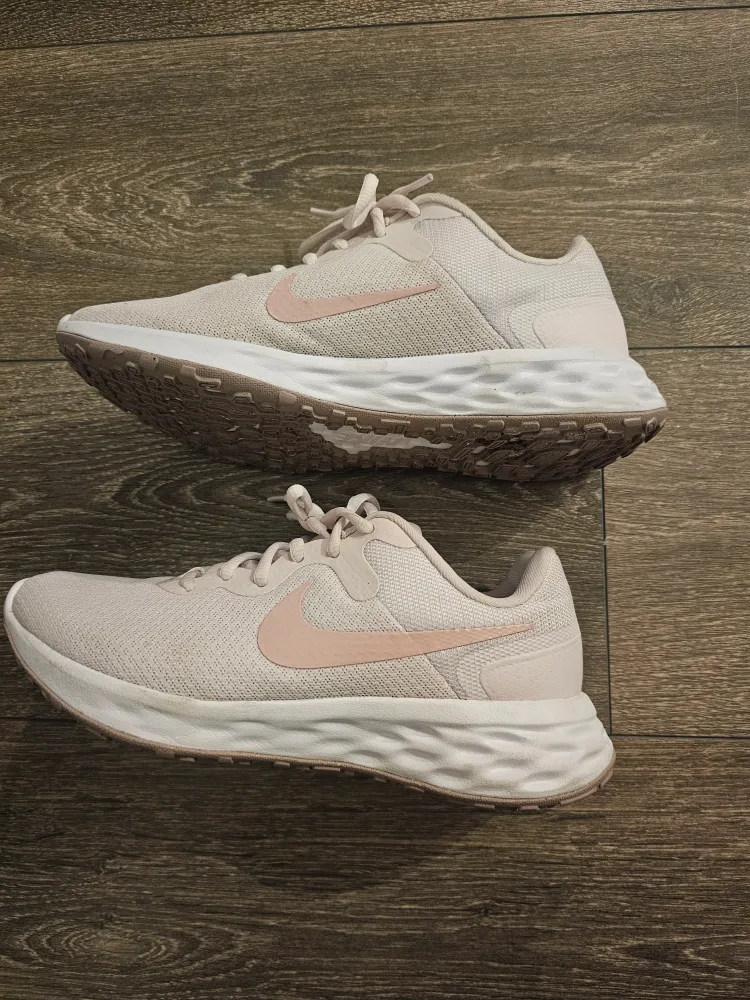 Nike Revolution 6 Running Shoes - US 7.5 image indicator(6)