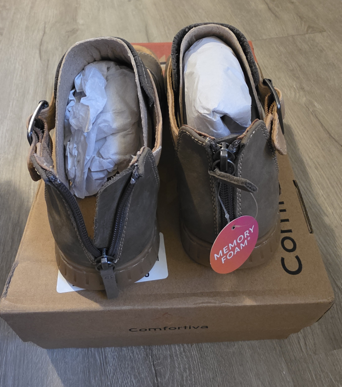 Comfortiva Cerstin Olive Sandals - Size 8 - photo 4