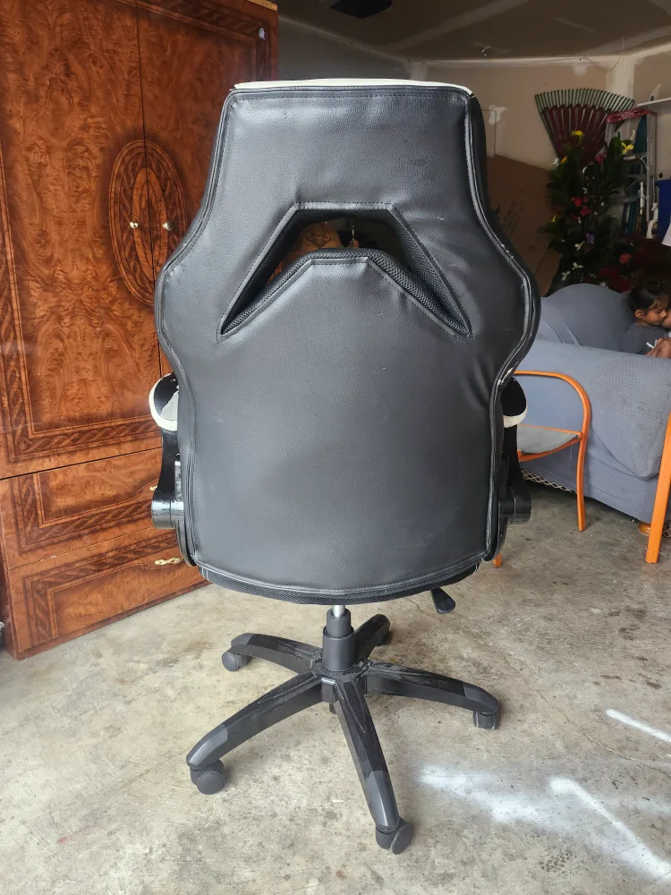 EVERGE Gaming Chair (worn) image indicator(2)